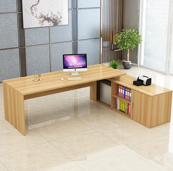 Просто модерна комбинация от бюрото и стола, едно голямо работно бюро ръководител на офиса, офис мениджъра