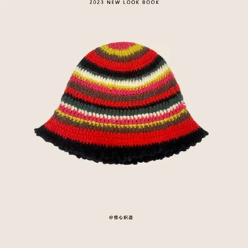 Вязаная панама в Японската червена контрастни райета с ръчно плетене на една кука и волани, дамска есенно-зимна топла модерна рибарска шапка с купол