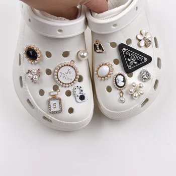 Ключодържатели за обувки Crocs, направени със собствените си ръце, маркови аксесоари Triangle, Декоративна обтегач за аксесоари Croc, ключодържатели за обувки, подарък за момичета детски парти